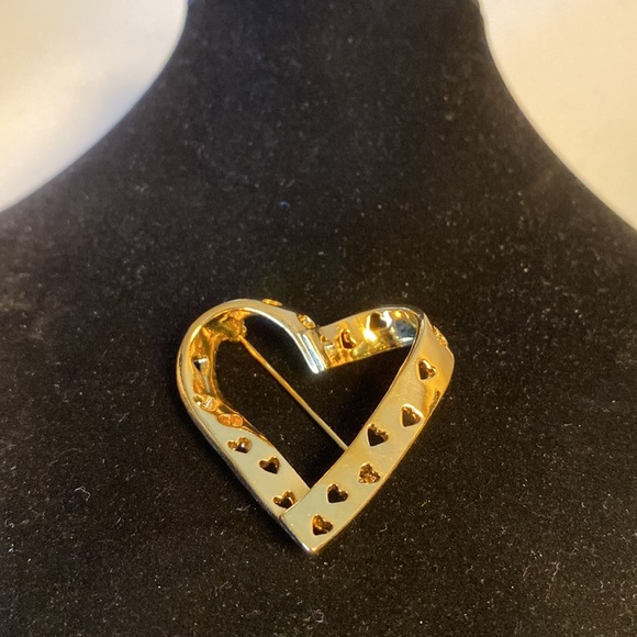 Avon Heart Gold Tone Brooch - Picture 4 of 4
